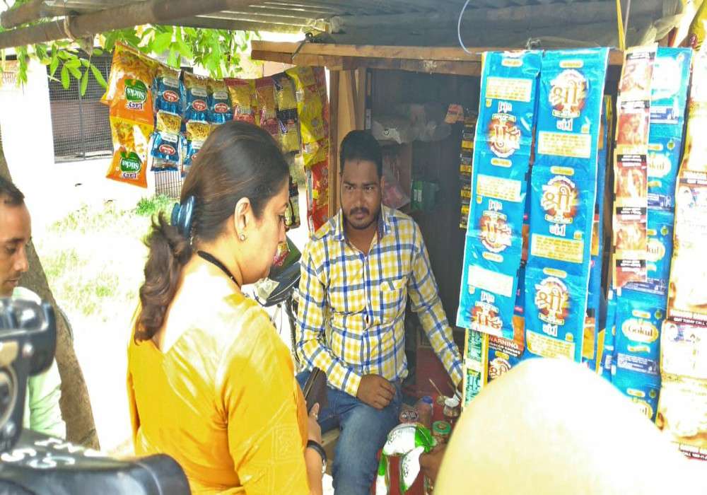 जब पान की दुकान पर पहुंची स्मृति ईरानी, दुकानदार को दे डाली ये नसीहत
