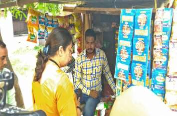 smriti irani visited paan shop in amethi अमेठी में पान वाले को स्मृति ने दी ये नसीहत, रेलवे स्टेशन पर किया वाई फाई सुविधा का शुभारंभ