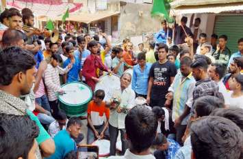 Take out the sweet tunes on moharram मोहर्रम पर मातमी धुनों पर निकाले ताजिये, दिखाए हैरतअंगेज करतब दिखाए