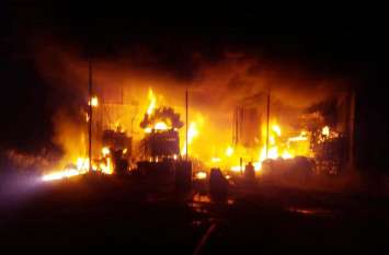 Goods burned by fire in tent house warehouse 55 लाख का सामान जलकर राख, सूचना के डेढ़ घंटे बाद पहुंची पहली दमकल