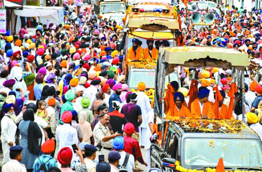 अंतरराष्ट्रीय नगर कीर्तन में उमड़ी भीड़ गुरुनानक देव की जन्म स्थली से लाए गुरु ग्रंथ