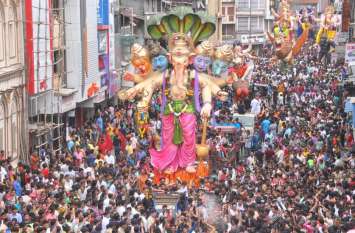 visarjan in surat ganapati visarjan ring road surat VIDEO जब बप्पा हों साथ तो कौन रोके राह?