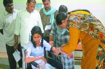 Electrical wire broken in Moheranga school, student burnt due to Shock मोहरेंगा स्कूल मैदान में स्पार्किंग होने के बाद बिजली का तार टूटा, करंट से झुलसी छात्रा
