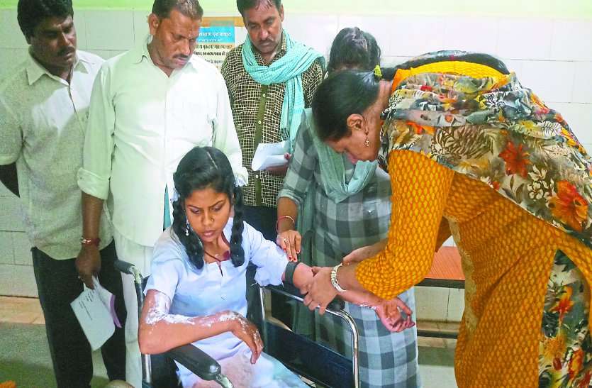 मोहरेंगा स्कूल मैदान में स्पार्किंग होने के बाद बिजली का तार टूटा, करंट से झुलसी छात्रा मोहरेंगा स्कूल मैदान में स्पार्किंग होने के बाद बिजली का तार टूटा, करंट से झुलसी छात्रा