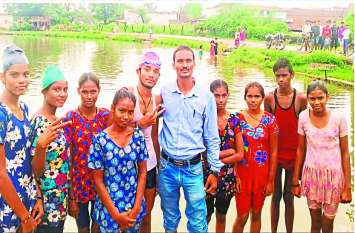 8 children from the district selected in the CG swimming competition गांव के तालाब में उछलकूद करने वाले ये 8 बच्चे अब राज्य स्तरीय तैराकी स्पर्धा में दिखाएंगे कमाल