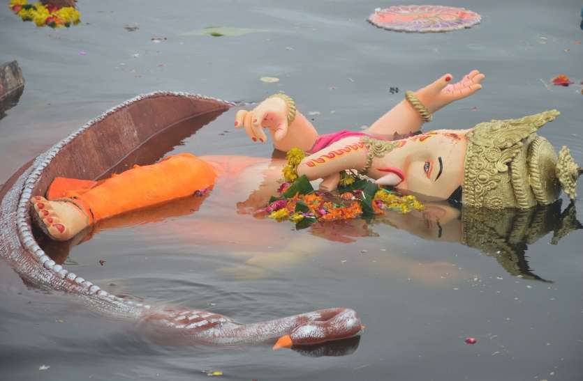 murti visarjan guidelines Ganesh Chaturthi 2021: इस गाइडलाइन के साथ मूर्ति विसर्जन स्थल बनाने के निर्देश, करना होगा NGT के इन नियमों का पालन