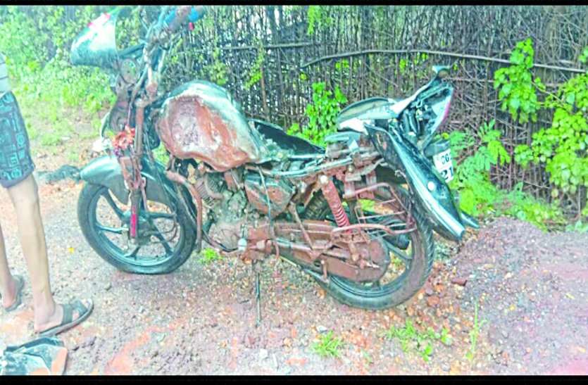 हादसा इतना भयानक था कि अस्पताल जाने का मौका नहीं मिला, पिता-पुत्र ने दुर्घटनास्थल पर ही दम तोड़ा, चालक फरार