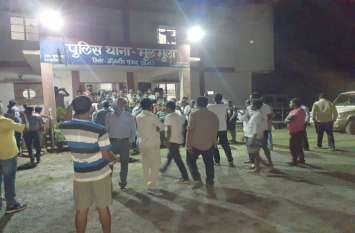 Mazdoor Union of KSK Power Plant besieges Mulmula police station केएसके भू-विस्थापित मजदूर संघ ने किया मुलमुला थाना का घेराव