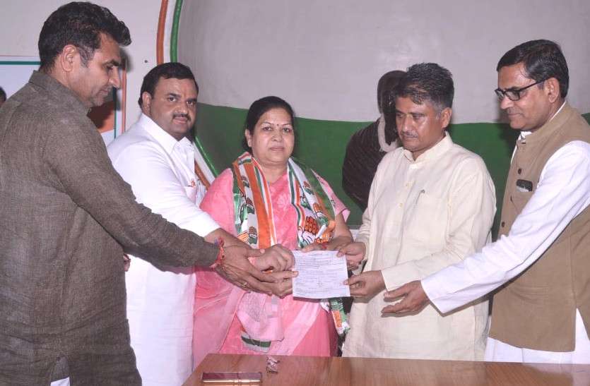 BJP leader Lalita Samdani joins Congress भीलवाड़ा नगर परिषद् सभापति Lalita Samdani कांग्रेस में शामिल, जाने BJP छोड़ क्यों थामा 'हाथ'