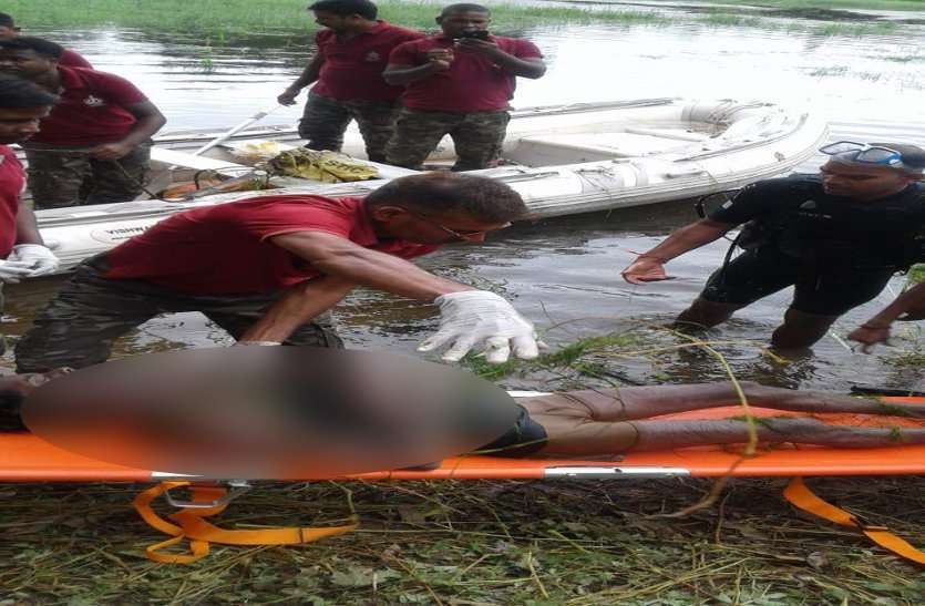 भगवान गणेश की प्रतिमा के साथ तालाब में समां गया युवक, दूसरे दिन निकली डेडबॉडी भगवान गणेश की प्रतिमा के साथ तालाब में समा गया युवक, दूसरे दिन निकाली डेडबॉडी