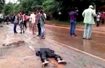 Father and son died in road accident in Balod बेकाबू वाहन की ठोकर से बाइक सवार पिता-पुत्र की मौत, अस्पताल पहुंचने से पहले सड़क पर तोड़ा दम
