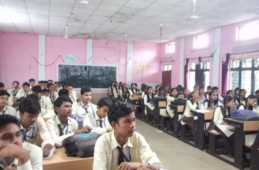 विद्यार्थियों को बताए तनाव दूर करने के तरीके इन बातों का ध्यान में रखकर करें तनाव दूर, जाने टिप्स