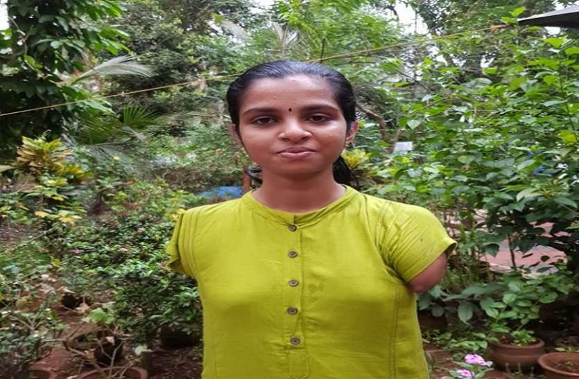devika इस लड़की के नहीं हैं हाथ पैर से लिखकर पास की 10वीं कक्षा, अब बनना चाहती है आईएएस