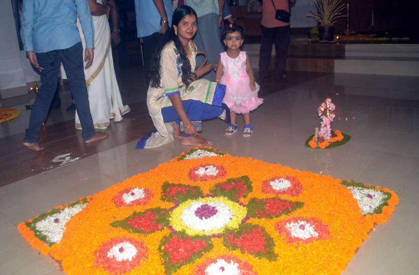 राजा महाबलि के स्वागत में बनाई फूलों की रंगोली राजा महाबलि के स्वागत में बनाई फूलों की रंगोली