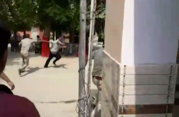 people beaten an eve teaser in shamli पुलिस कस्टडी से भागा मनचला, इसके बाद लोगों ने पकड़कर जो किया