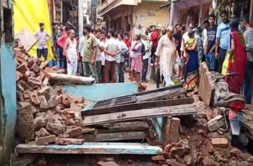 breaking : Home collapsed in Ashoknagar, 2 children buried in debris Breaking : भरभराकर गिरा मकान, रास्ते से निकल रहे दो बच्चे दबे