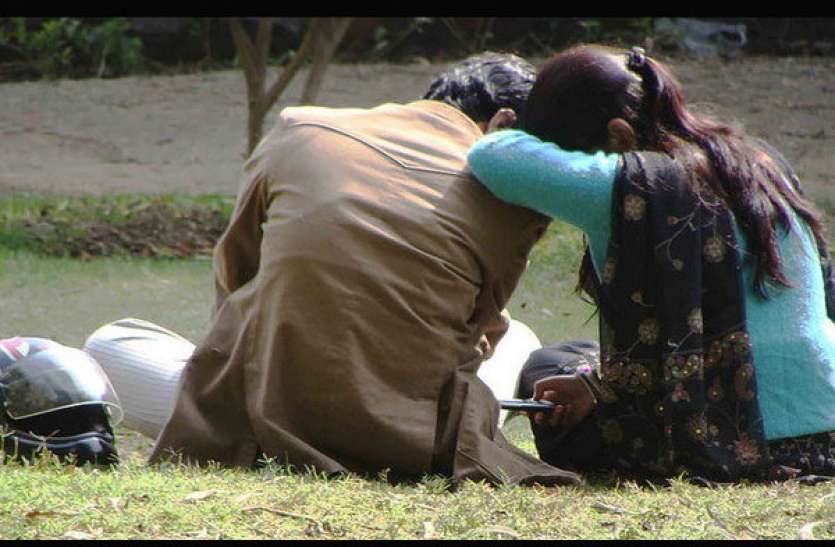intimate-pictures-of-lovers-lost-in-soft-kisses-and-warm-embrace-in-public-parks.jpg मां और 19 वर्षीय प्रेमी की फोटो की वायरल, 14 साल के बेटे ने 3 साथियों के साथ कर दी हत्या