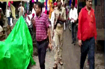 Administration raids on banned polythene and disposable material trade प्रतिबंधित पॉलीथिन एवं डिस्पोजल मटेरियल व्यापारियों पर प्रशासन द्वारा की गई छापेमारी, देखें वीडियो