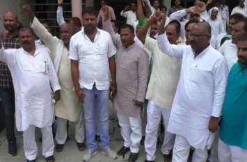 pradhan sangh protest against attack in mau हमले के विरोध में एकजुट हुए प्रधानों ने किया प्रदर्शन
