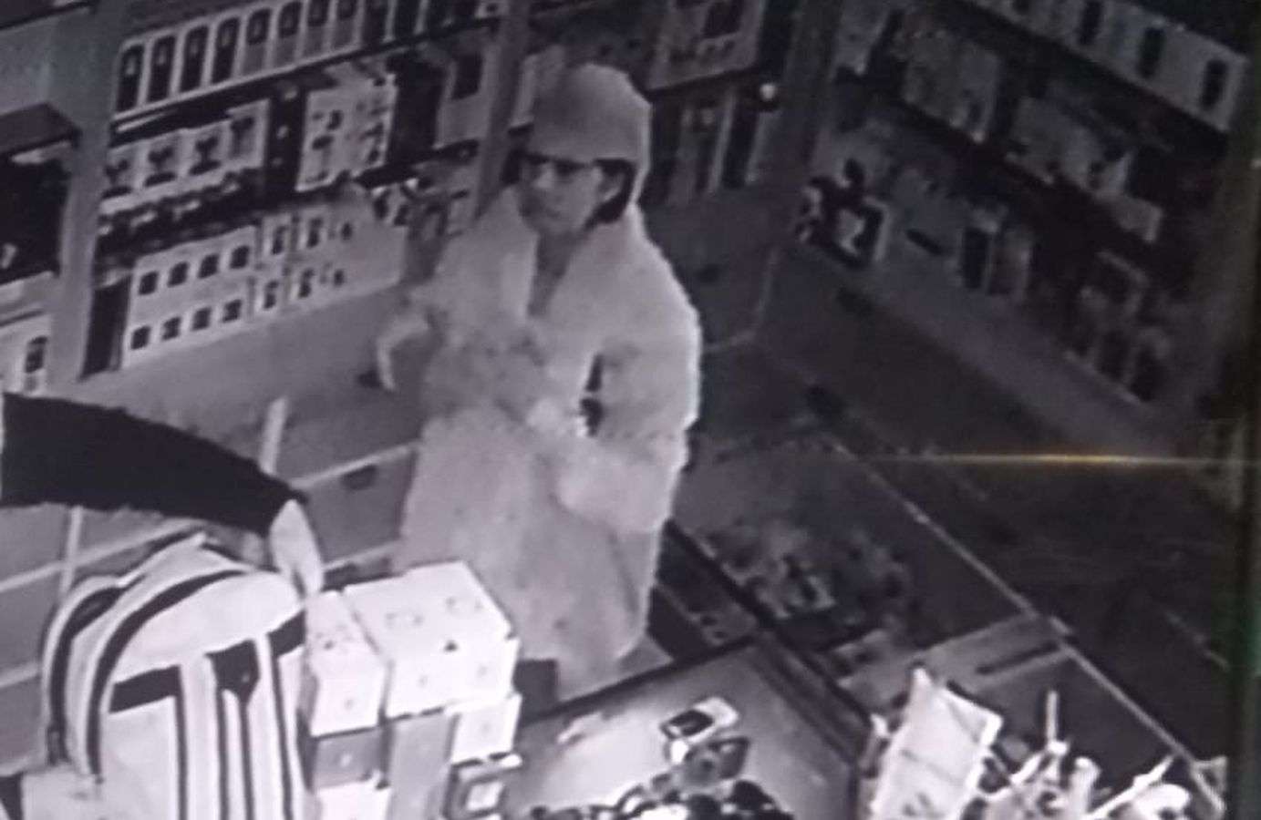 Theft in Mobile Shop : 25 year Girl Caught in CCTV