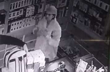 Theft in Mobile Shop : 25 year Girl Caught in CCTV वीडियो में देखें : 25 साल की लडक़ी ने कैसे साफ कर दिया मोबाइल का पूरा शोरूम