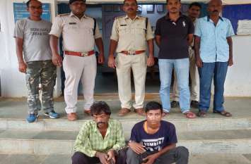 Chhattisgarh crime: Father-son murdered young man मोबाइल पर ऊंची आवाज में बात करना नहीं आया रास तो पिता-पुत्र ने युवक की कर दी हत्या, छिपे थे दोनों