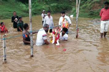 Soon to come again next year .... Ganesh idols immersed with pomp अगले बरस फिर जल्दी आना....धूमधाम से हुआ गणेश प्रतिमाओं का विसर्जन