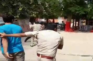 Young man running away from police will be caught by people Live video: पुलिस कस्टडी में आराेपी मनचले काे पीटना पड़ा महंगा, देखिए थाने में घटी ये घटना