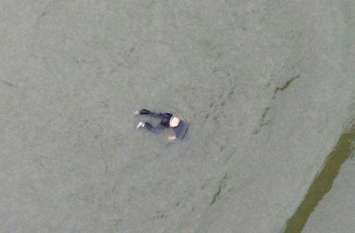 Girl jump into indravati river and diver save his life in Chhattisgarh अपने भाई-बहन के साथ जा रही थी घर, अचानक कूद गयी इंद्रावती में फिर जो हुआ वो लाजवाब है...