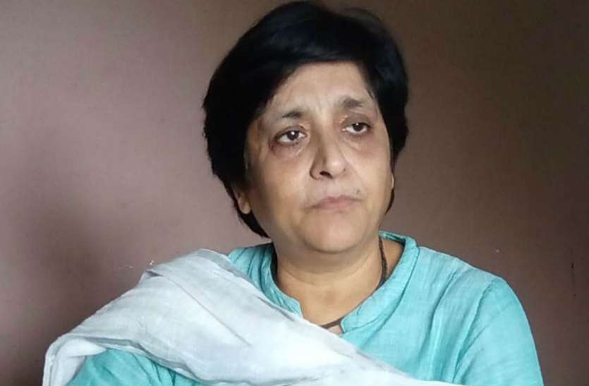कृष्णनगरी के कथित समाज सेवियों को आईना दिखातीं ’सुजाता’ कृष्णनगरी के कथित समाज सेवियों को आईना दिखातीं ’सुजाता’