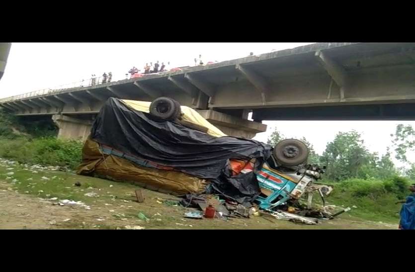 truck_1.jpg Video: पुल की रेलिंग तोड़ते नीचे आ गिरा ट्रक, फिर भी बच गया ड्राइवर