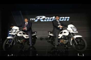 TVS Radeon special edition launched mileage setting record TVS Radeon का स्पेशल एडीशन हुआ लॉन्च, एक बार टंकी फुल कराने पर चलेगी 690 किमी