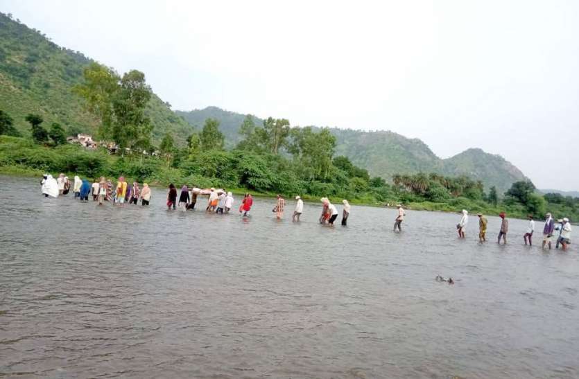 villager problem अब तो सुनो पुकार, थके लगाते-लगाते गुहार