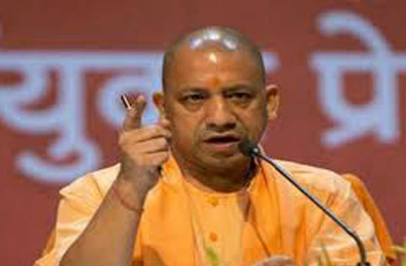 Yogi मुख्यमंत्री की जनसभा में कहीं घुस न जाएं गौवंश, इसलिए रात के समय में किया जा रहा ये काम, देखें वीडियो