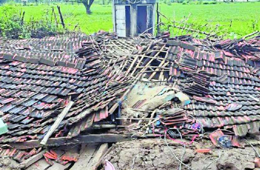 बारिश का कहर : घरों में घुसा पानी, कच्चे मकान ढहे बारिश का कहर : घरों में घुसा पानी, कच्चे मकान ढहे