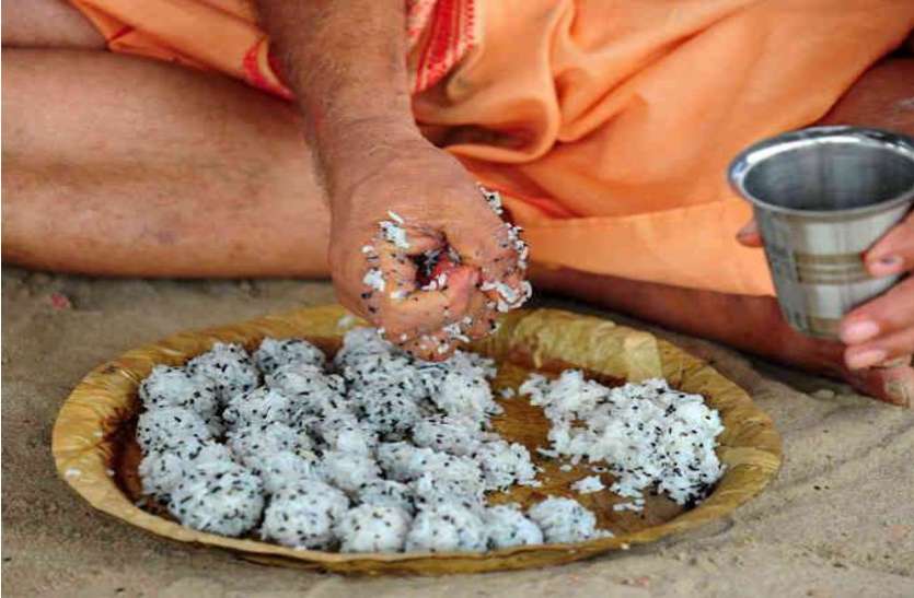 पितृ पक्ष 2019 : अपने घर पर भी कर सकते हैं श्राद्ध कर्म, जानें पिंडदान करने की पूरी विधि पितृ पक्ष 2019 : अपने घर पर भी कर सकते हैं श्राद्ध कर्म, जानें पिंडदान करने की पूरी विधि