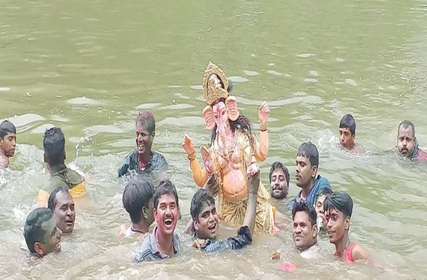 दिनभर हवन, कन्याभोज और भंडारे, देर रात तक विसर्जन दिनभर हवन, कन्याभोज और भंडारे, देर रात तक विसर्जन