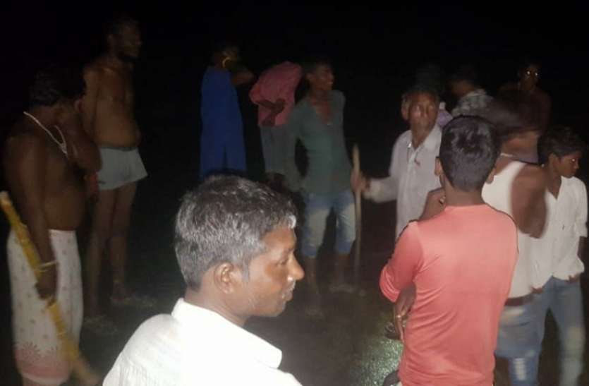 Thief beaten and handed over to police चोर समझकर युवकों को पीटा और पुलिस को सौंपा