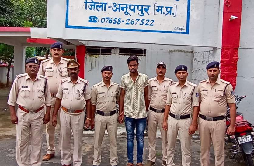 Police arrested the accused for committing suicide by hanging him किशोरी के फांसी लगाकर की गई खुदकुशी में पुलिस ने आरोपी को किया गिरफ्तार