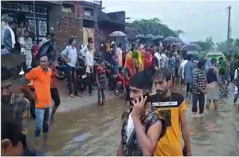 Death of a woman from lightning fall, shedding a young man in pond in Bhilwara आकाशीय बिजली गिरने से एक महिला की मौत, तालाब में एक युवक बहा