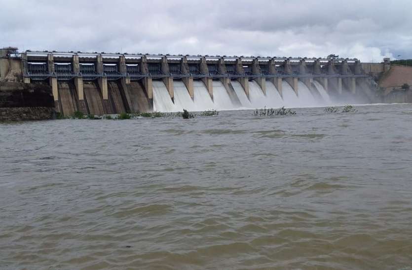 Ten gates of Bansagar Dame opened even before waterlogging up to danger mark मध्य प्रदेश के 4410 गांवों की प्याय बुझाएगा बाणसागर, 5500 करोड़ की योजना को हरीझंड़ी