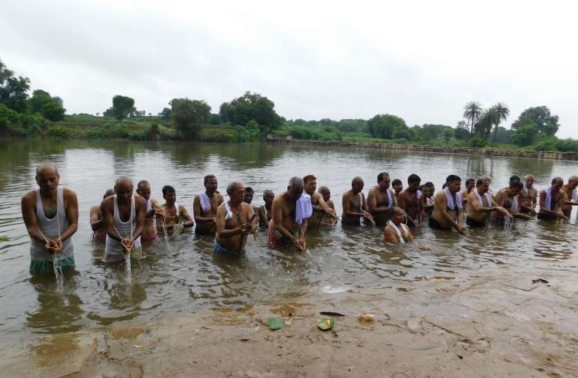 पितृपक्ष के समापन पर 20 साल बाद बन रहा शनिचरी अमावस्या का संयोग पितृपक्ष के समापन पर 20 साल बाद बन रहा शनिचरी अमावस्या का संयोग