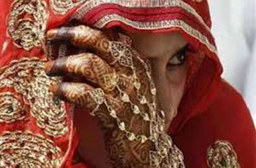 पुराने घर में पुरानी और नए मकान में रख ली नयी बीवी, जब पहली पत्नी को पता चला तो उड़ गए बीवी के होश पुराने घर में पुरानी और नए मकान में रख ली नयी बीवी, जब पहली पत्नी को पता चला तो उड़ गए बीवी के होश