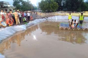 The immersion pool at Narmada, the second arrangement at the immediate नर्मदा में समाया विसर्जन कुंड, तत्काल संगम घाट पर दूसरी व्यवस्था