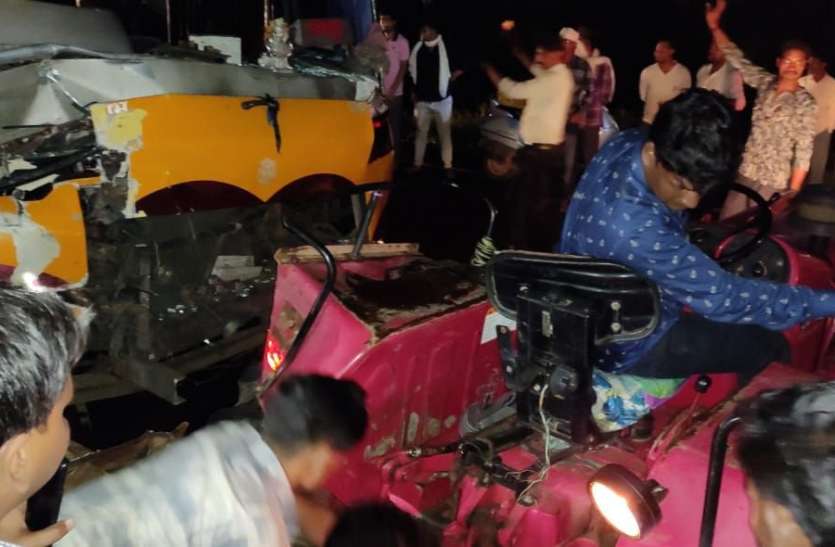 बस ने ट्रैक्टर को मारी टक्कर बस ने ट्रैक्टर को मारी टक्कर