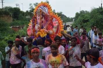 See Ganesh idols immersed in the flow of Chambal चम्बल के बहाव में विसर्जित की गणेश प्रतिमाएं देखें तस्वीरें