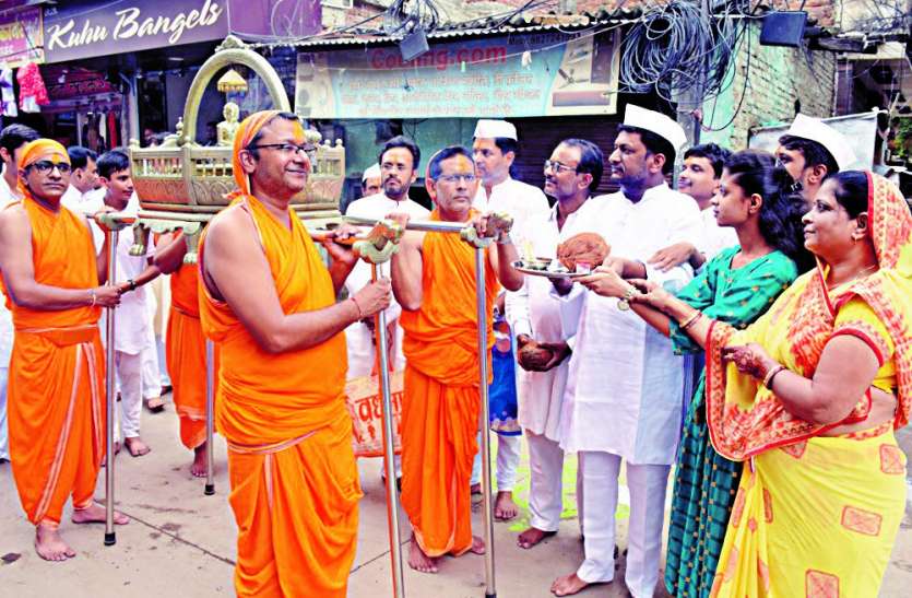 Digambar Jain Samaj procession in satna दशलक्षण पर्व का समापन: शहर भ्रमण को निकले महावीर स्वामी, आकर्षक झांकियों से सजा बाजार