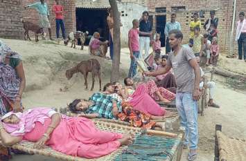 Viral Fever in hathras village rudayan latest news हाथरस के गांव में बुखार का प्रकोप, घर-घर में बिछी चारपाई