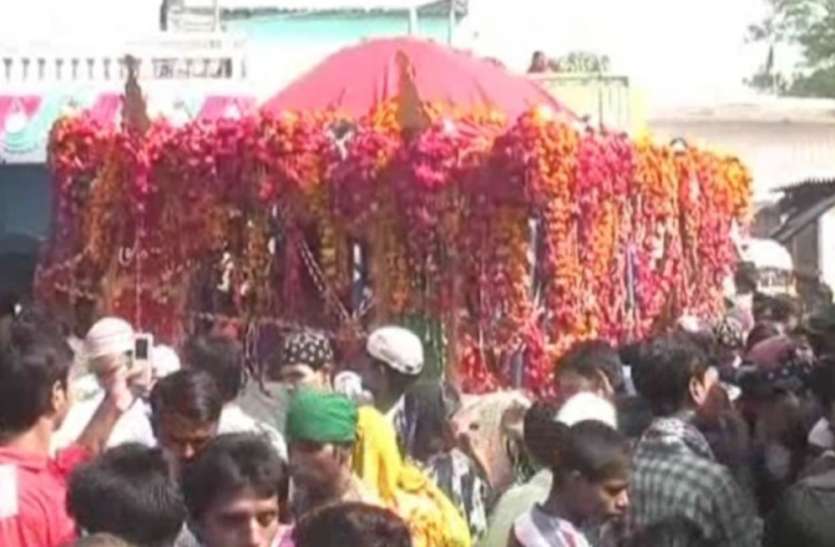 52 मोहल्लों से डंडे लेकर बनाई जाती है यह खास ताजिया, मोहर्रम पर हिंदू-मुस्लिम सभी के लिये बेहद खास 52 मोहल्लों से डंडे लेकर बनाई जाती है यह अदभुत् ताजिया, मोहर्रम पर सबसे खास, मुस्लिमों के साथ देखने आते हिंदू