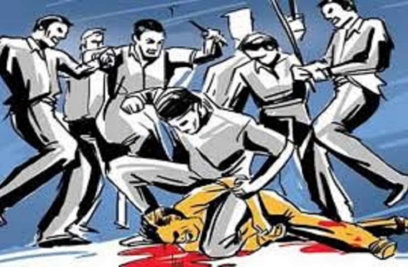 Villagers consider the child thief and file a case against beaten 300 बच्चों को कागज के फूल बनाना सिखाते है ,गाँव वालों ने बच्चा चोर समझ कर पिटा ,300 के खिलाफ मुकदमा दर्ज
